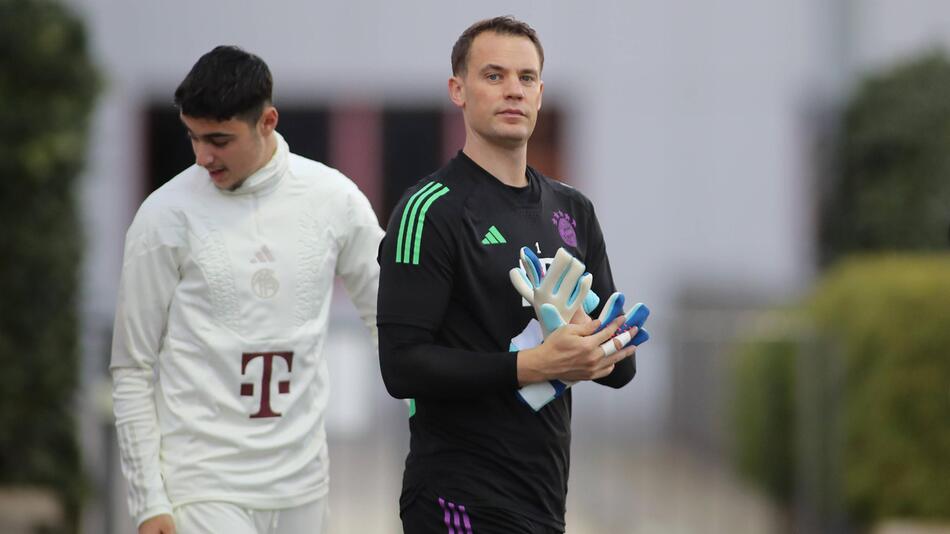 Manuel Neuer (r.) und Aleksandar Pavlovic betreten den Trainingsplatz des FC Bayern.