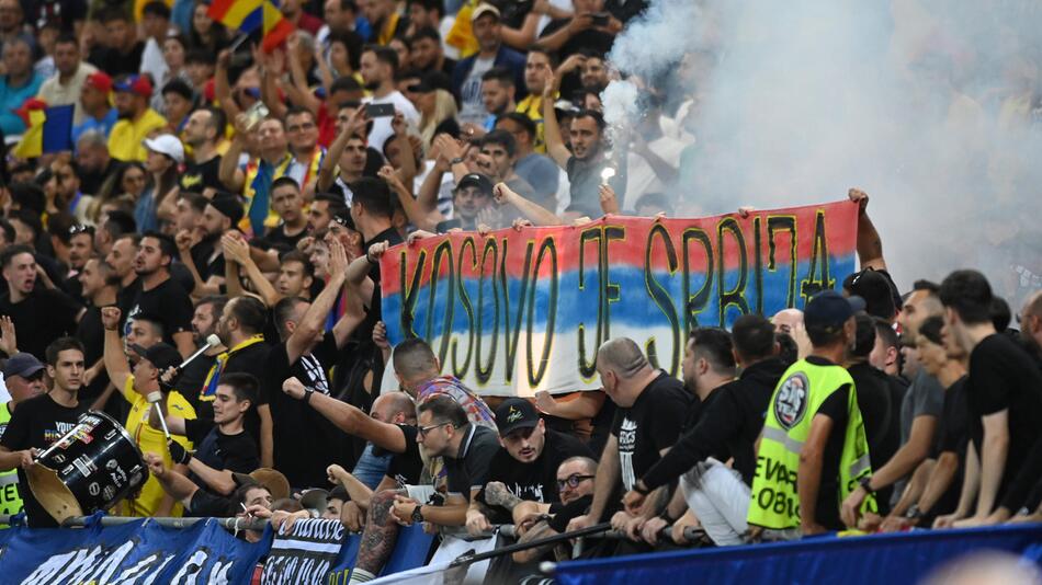 Rumänische Fans halten ein Banner mit der Aufschrift "Kosovo ist Serbien" hoch.