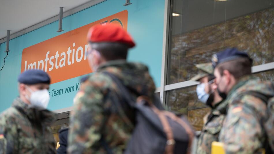 Bundeswehrsoldaten vor Stuttgarter Impfstation