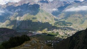 Bergdorf Stepanzminda im Großen Kaukasus