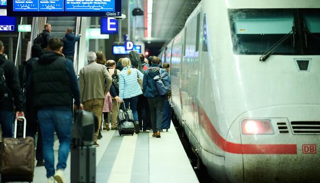 Fahrgäste im Berliner Hauptbahnhof