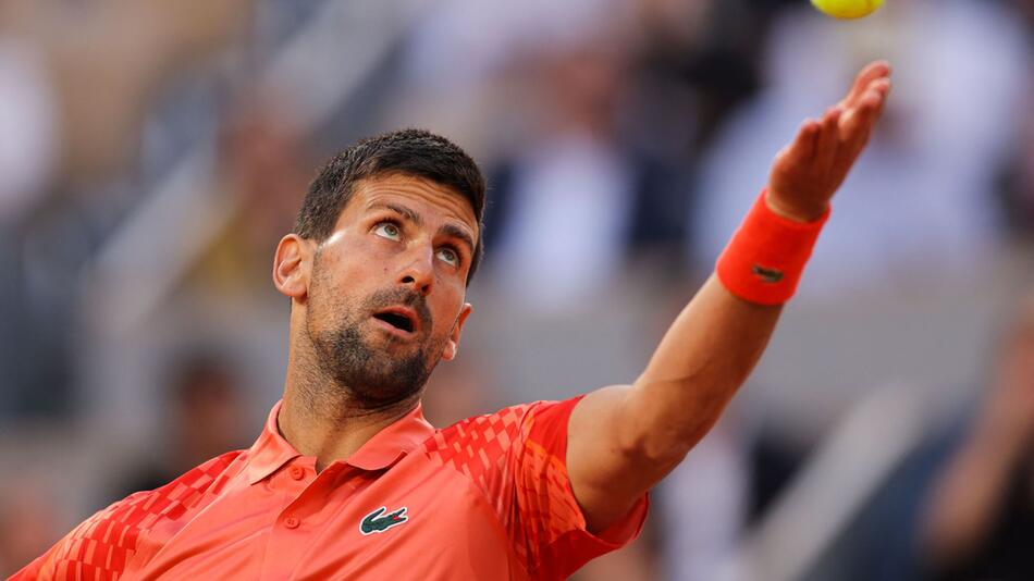 Novak Djokovic schlägt bei den French Open in Paris im Jahr 2023 auf