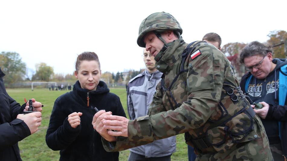 Polens Armee bietet Bürgern Kurztraining an