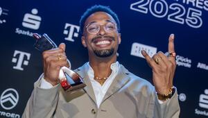 Leo Neugebauer jubelte am Sonntagabend in Baden-Baden über seine Trophäe.