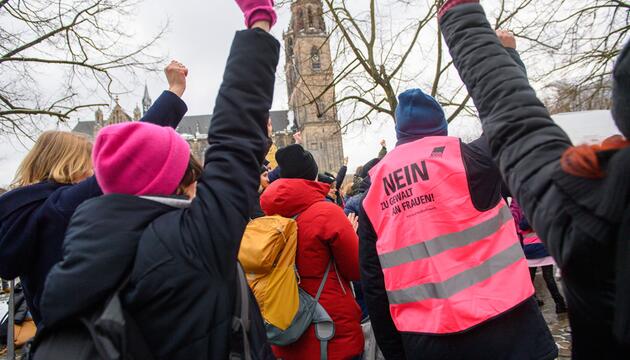 Teilnehmerinnen eines Tanz-Flashmob in Magdeburg.