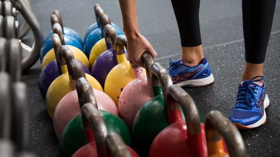 Eine Frau trainiert im Fitnessstudio