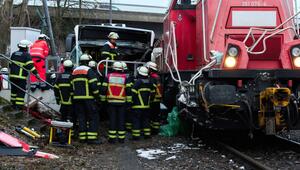 Zug kollidiert mit Bus in Hamburg
