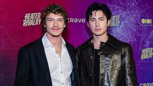 Connor Storrie (links) und Hudson Williams wurden durch "Heated Rivalry" über Nacht zu Stars.