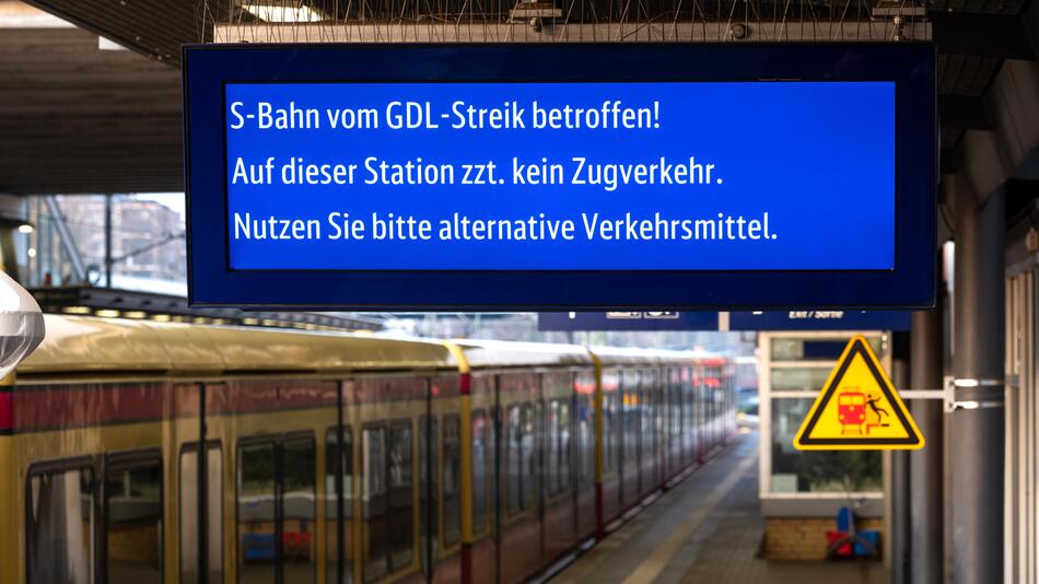 Display auf dem Hauptbahnhof informiert über den laufenden Streik