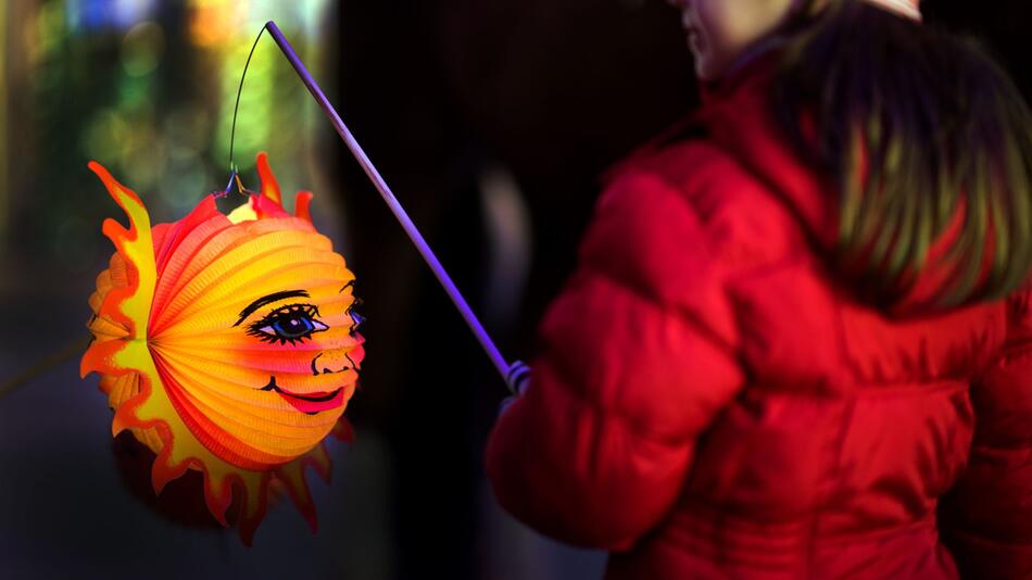 Mädchen mit Laterne beim Lampenumzug