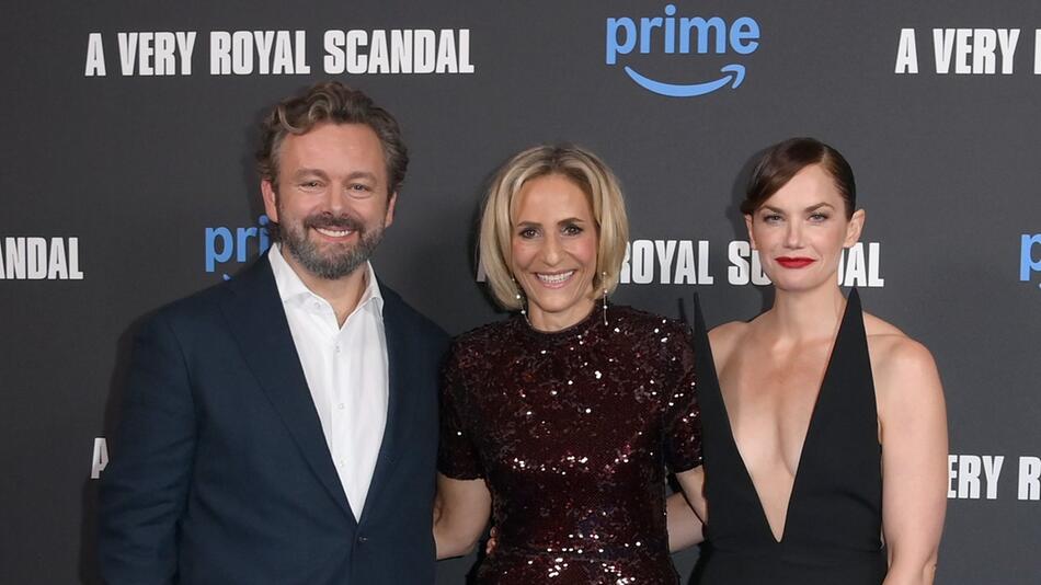 Michael Sheen Seite an Seite mit Journalistin Emily Maitlis (Mitte) und deren Darstellerin Ruth ...