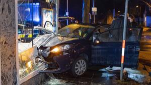Mann kracht mit Auto in Bäckerei