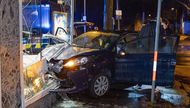 Mann kracht mit Auto in Bäckerei