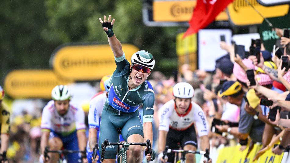 Jasper Philipsen jubelt im Ziel der elften Etappe der Tour de France