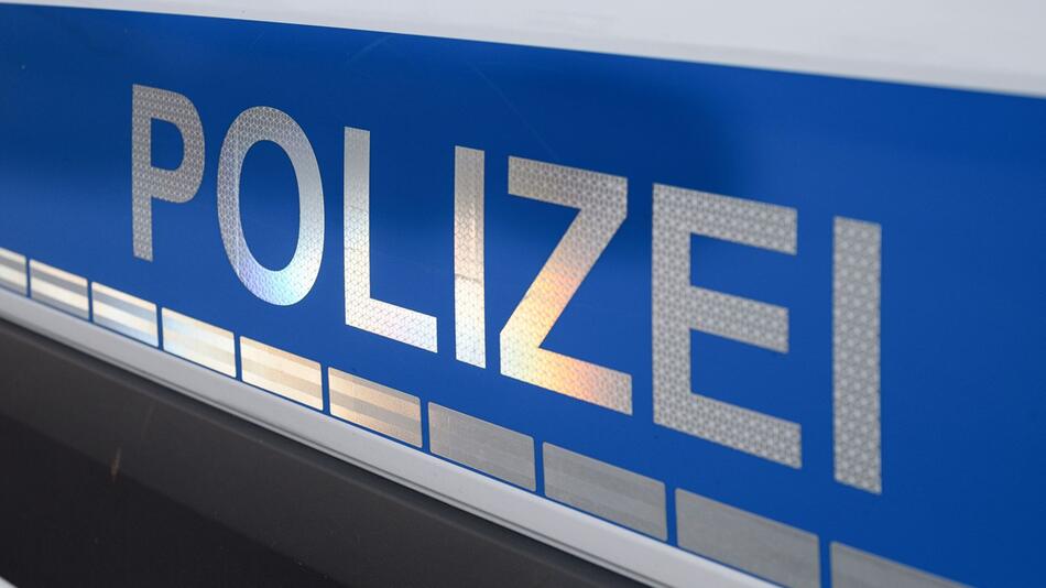 Der Polizei-Schriftzug auf einem Einsatzwagen