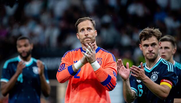 Oliver Baumann und Joshua Kimmich klatschen nach Spiel in die Hände.