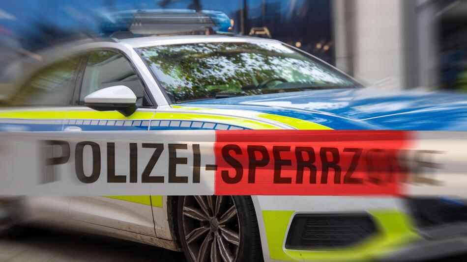 Polizeiauto mit Absperrband