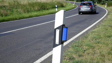 Was bedeuten eigentlich die blauen Reflektoren am Leitpfosten?