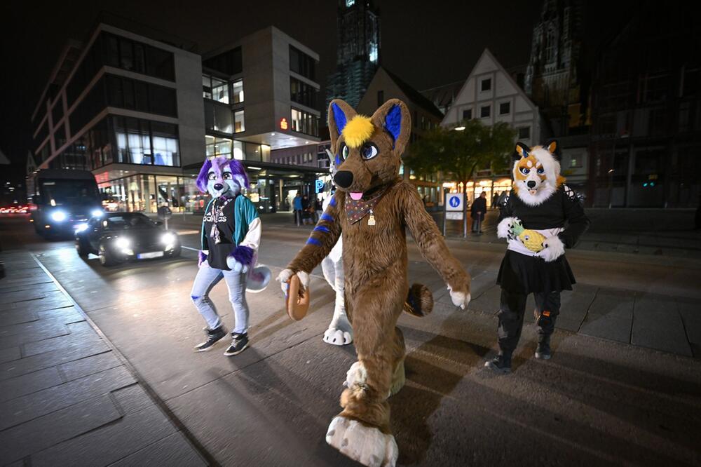 In tierischen Flauschkostümen durch die Nacht