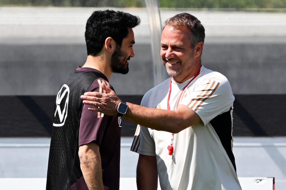 Bundestrainer Hansi Flick freut sich über die Ankunft Ilkay Gündogans am 15. Juni 2023 im Training