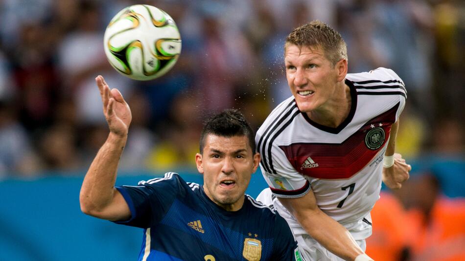 Bastian Schweinsteiger siegt im Kopfballduell gegen Argentiniens Sergio Aguero
