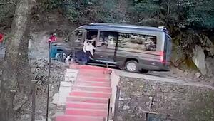 Passagiere sprangen aus Fahrzeug: Bus rollt rückwärts auf Abhang zu