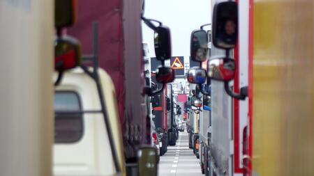 Muss Lkw-Fahrer immer auch in den Frontspiegel schauen?