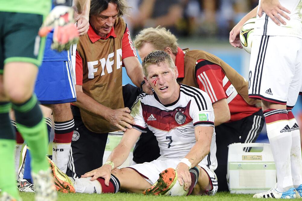 Nationalspieler Bastian Schweinsteiger sitzt während des WM-Finals 2014 verletzt am Seitenrand