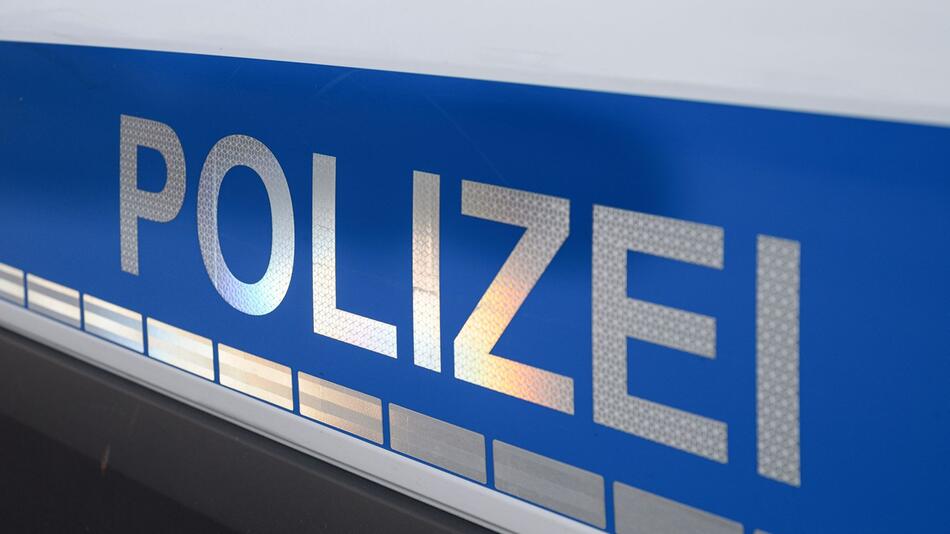 Autofahrer flieht vor Polizei.