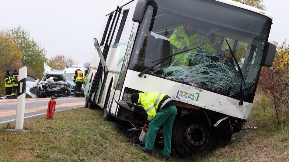 Auto rast in Schulbus, Leipzig, Schüler