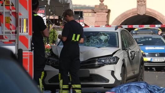 Auto in Leipzig in Menschengruppe gefahren