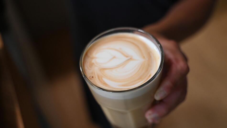 Milchkaffee in einem Glas