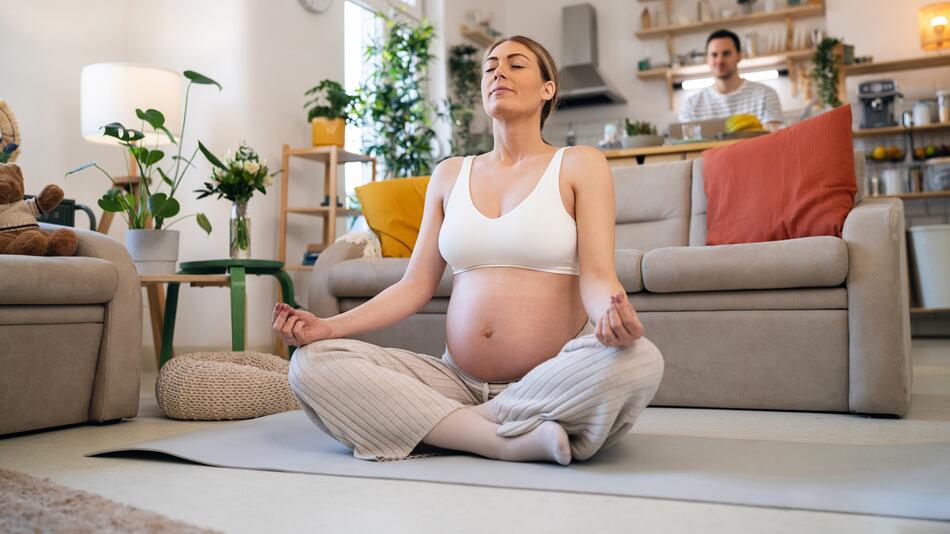 Schwangere Frau macht Meditier-Übung