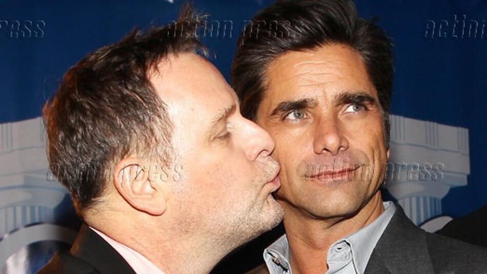 Küsschen für den Kumpel: Dave Coulier (l.) und John Stamos sind seit "Full House" enge Freunde.