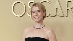 Jessie Buckley spricht über Liebe und Beziehungen.