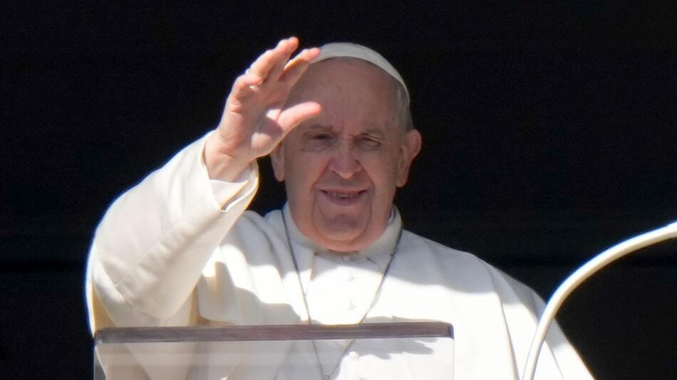 Papst Franziskus spricht Angelus-Gebet