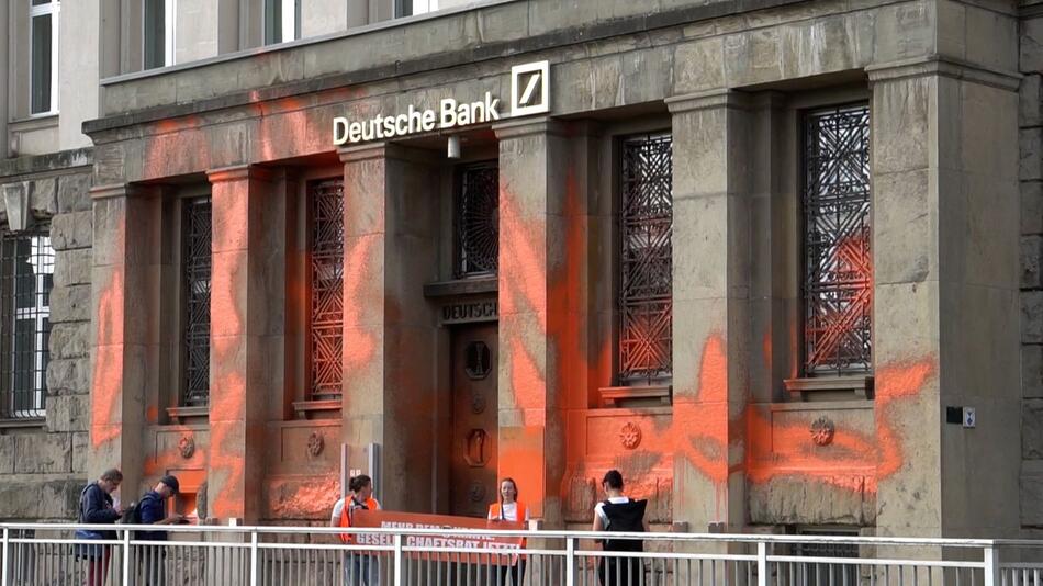 Letzte Generation besprüht Gebäude der Deutschen Bank in Chemnitz
