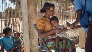 Mutter und Kind erhalten Unterstützung von UNICEF