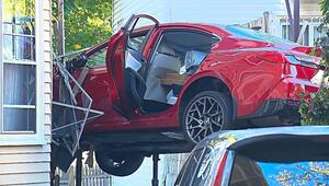 Wie im Film: Auto rast in Haus und bleibt in der Luft hängen