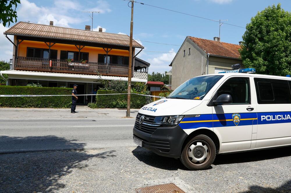 Ein Polizist steht vor dem Café, in dem der Schütze festgenommen wurde.