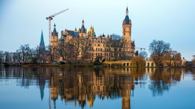 Schweriner Schloss spiegelt sich im See