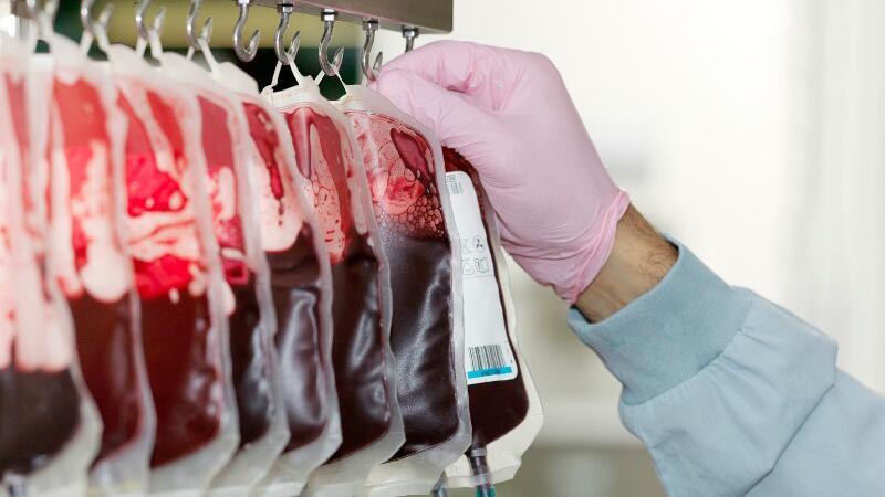 Blutkonserven hängen an einer Stange.
