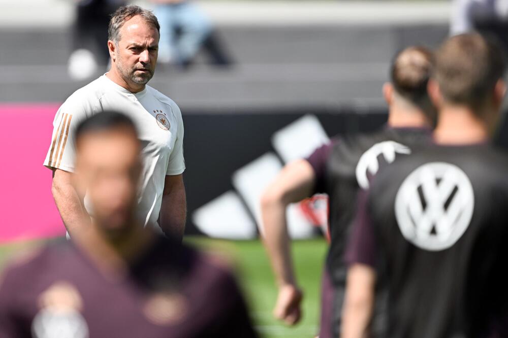 Bundestrainer Hansi Flick verfolgt das Training der Nationalmannschaft am 14. Juni 2023