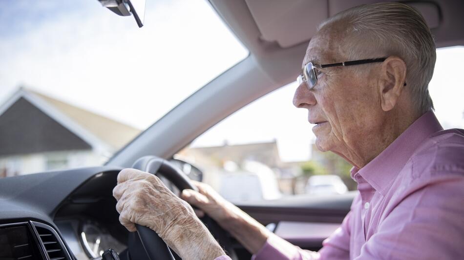 Alter Mann fährt Auto