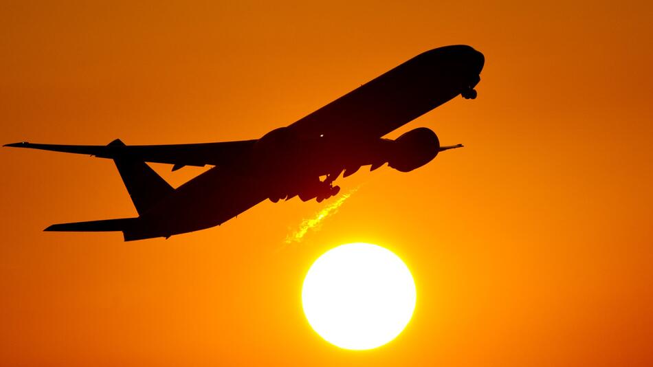 Flugzeug im Sonnenuntergang