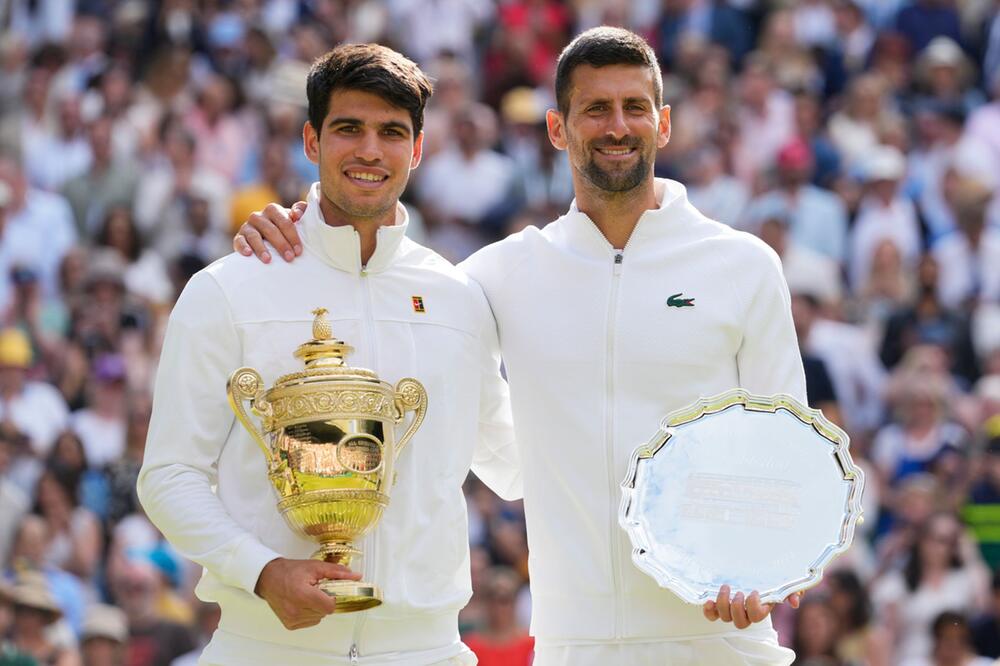 Sieger Carlos Alcaraz und Verlierer Novak Djokovic Arm in Arm nach dem Wimbledon-Endspiel