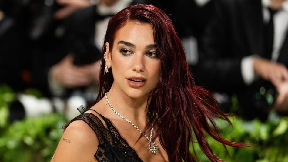 Sängerin Dua Lipa mit soften Grungy Eyes bei der Met Gala 2024.