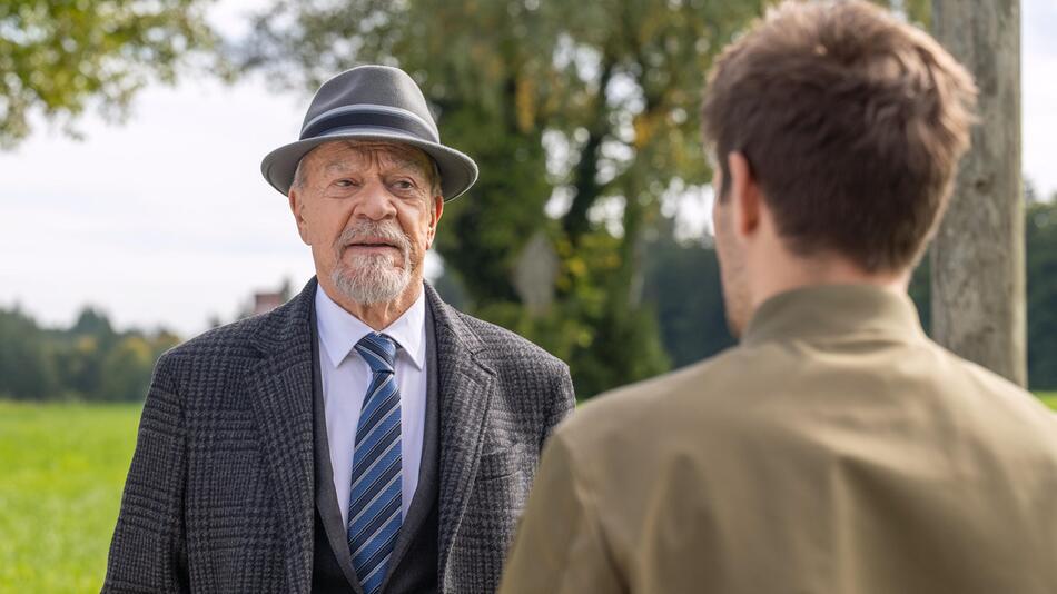 Werner und Adam stehen sich gegenüber.