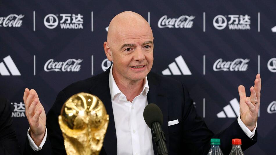 FIFA-Präsident Gianni Infantino mit WM-Pokal