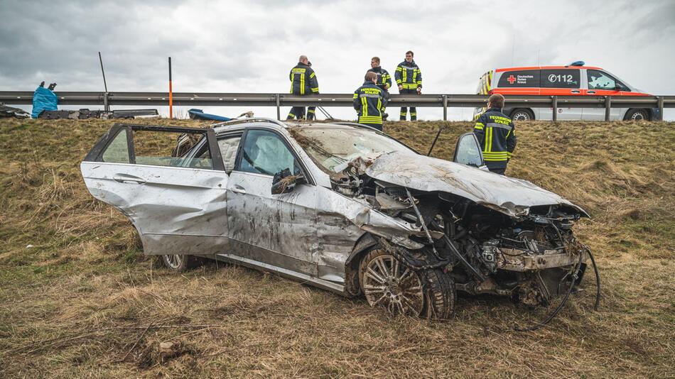 Reifenplatzer auf A9 - Autofahrer schwer verletzt